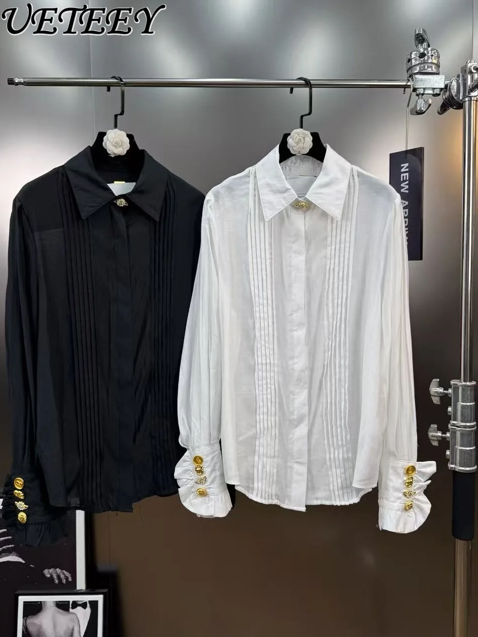 Koszula damska w stylu dworskim z metalową klamrą, plisowana, z drewnianym wykończeniem, niszowa, biała, czarna bluzka o średniej długości, nowość na jesień i zimę 2025.