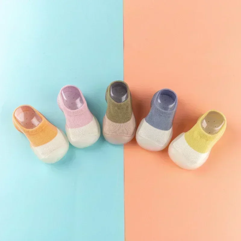 Обувь для малышей в классическом стиле. Детская домашняя обувь для малышей. Нескользящая удобная обувь для малышей.