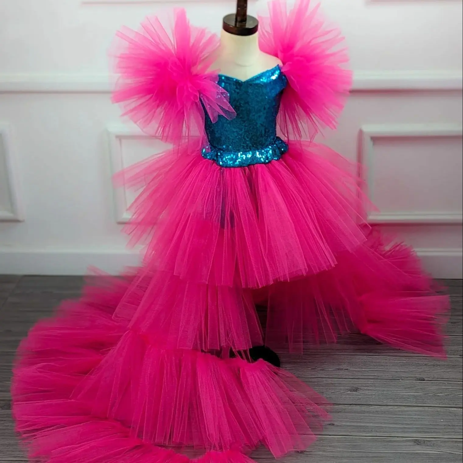 

Vintage High Low Flower Girl Dress Ruffles Puffy Princess Kids Wedding Dress Litter Baby Girl Dress Birthday Photoshoot Dress