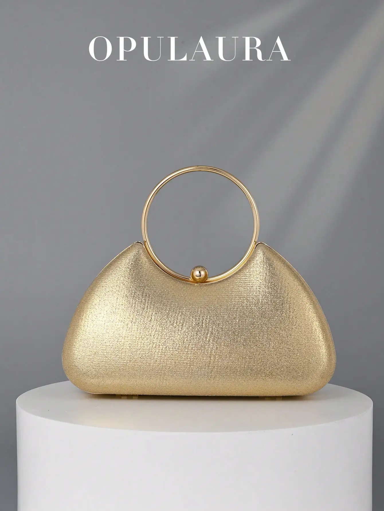 

Золотистый металлический вечерний клатч в форме ракушки с круглой ручкой-кольцом