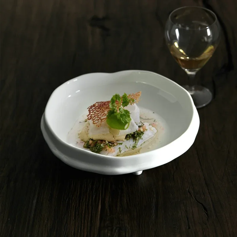 White Porcelain Three-legged Restaurant Fruit Salad Plate Molecular Cuisine Snack Tableware High-grade Artistic Conception Plate