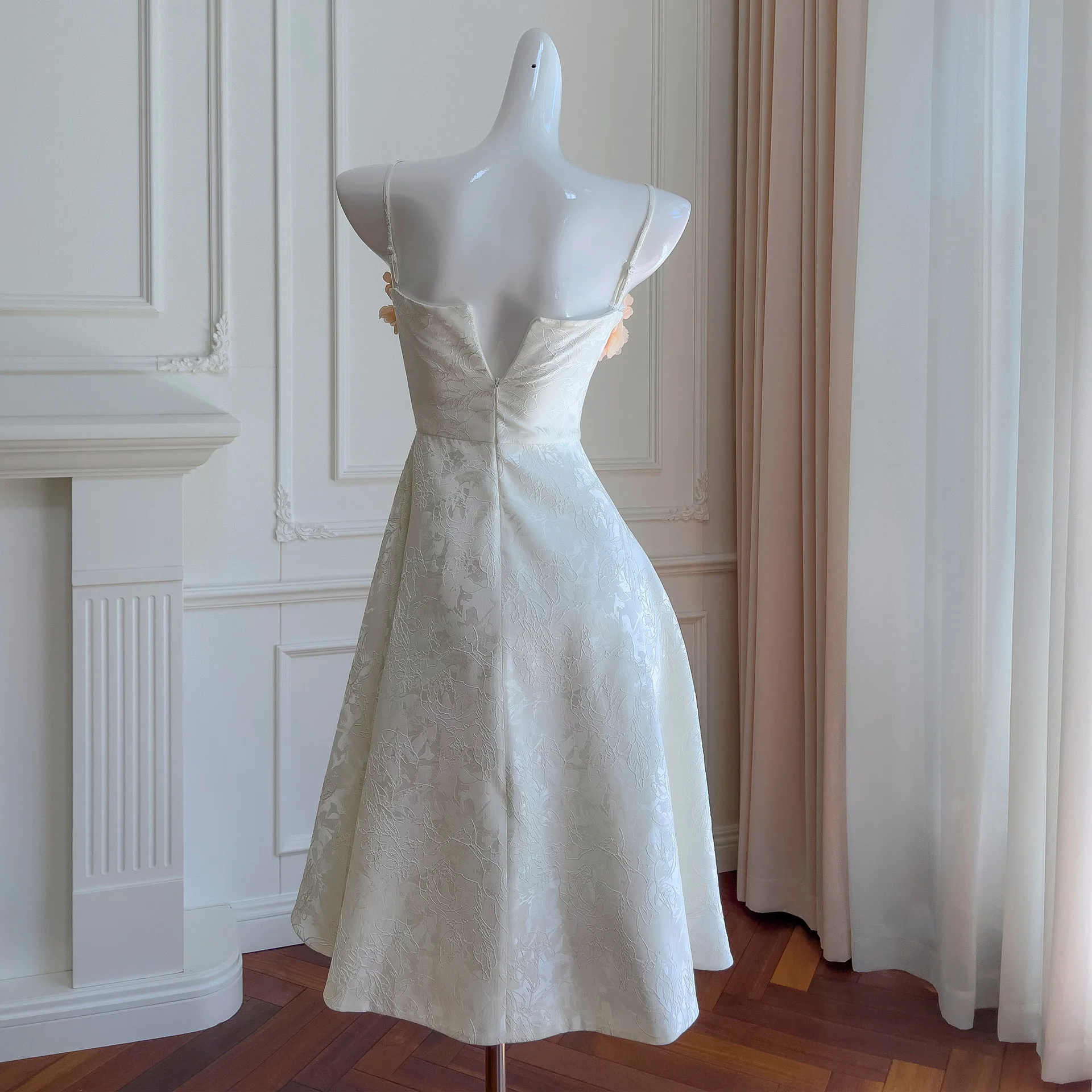 فستان UMI MAO على الطراز الفرنسي للنساء فستان فاخر خفيف ثلاثي الأبعاد مزين بالزهور فستان اجتماعي بدون حمالات غير متماثل للإجازات فام