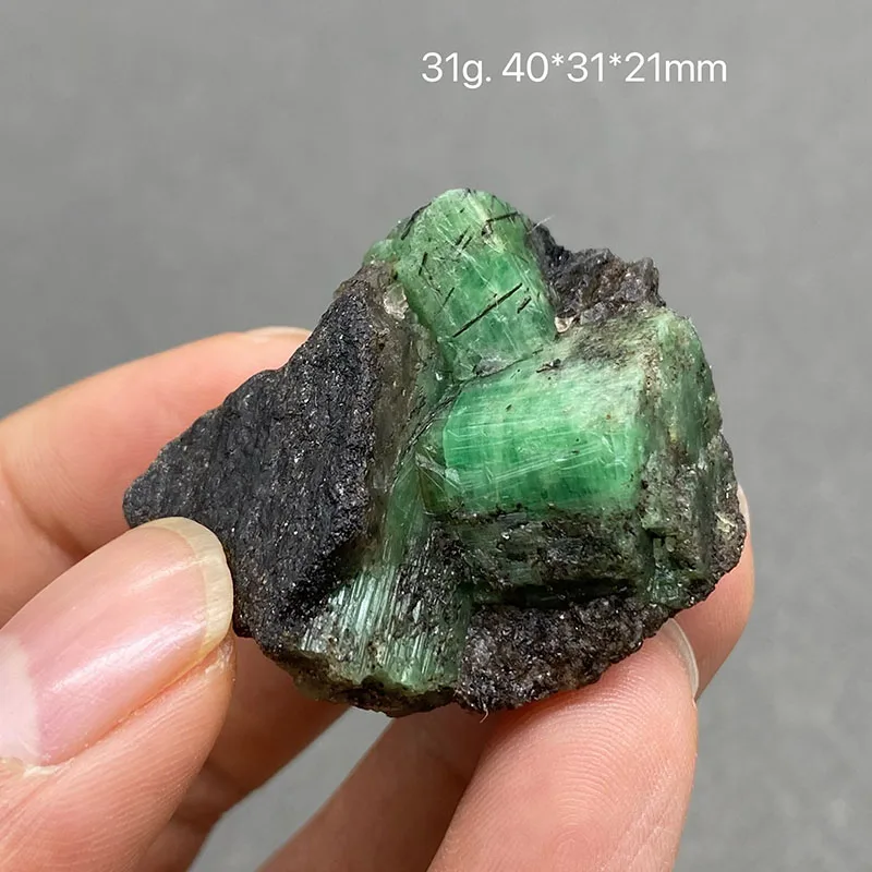 100% Natural green emerald mineral gem-grade crystal specimens stones and crystals quartz crystals