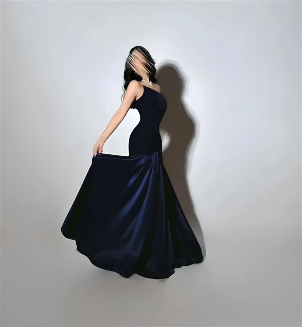 Maßgeschneidertes schlichtes blaues Satin-Abendkleid, formelles, trägerloses, ärmelloses Promi-Kleid, weiches A-Linien-Abendkleid mit Sweep-Zug