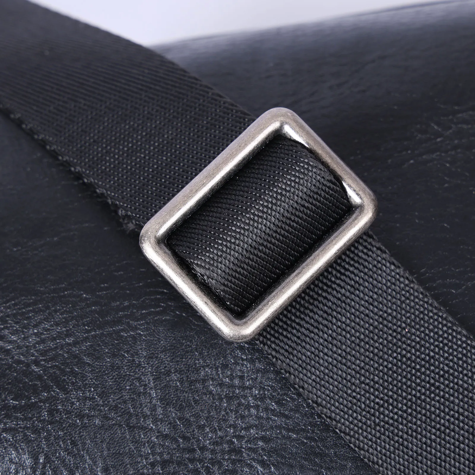 S.WORKER Modische Echtleder-Umhängetasche für Herren, Vollnarbig, Trendige Casual-Crossbody-Tasche, Mini-Umhängetasche für Handy und Schlüssel – Detail 15