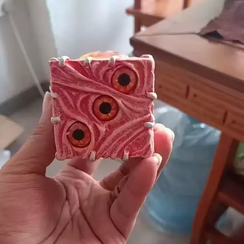 Creepy Eye Dice Ornament - Mysterious Decor with Spooky Stare Effect, Perfect for Gothic Home/Office & Prank Gifts