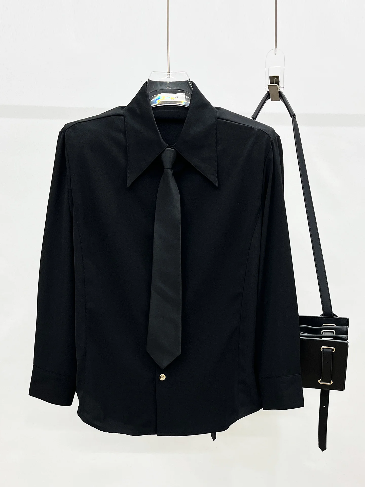 

Мужская рубашка премиум-класса с металлическими пуговицами, несминаемая, с отложным воротником, со съемными вставками, свободного кроя, универсальная, повседневная, с длинным рукавом, из полиэстера.