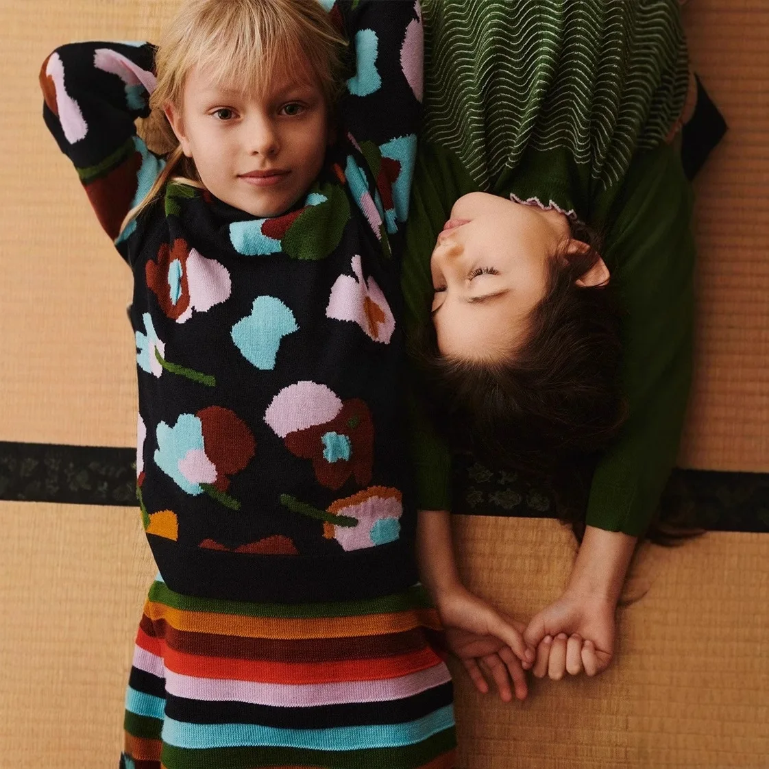 Ins-style AW25 الخريف والشتاء مجموعات الأطفال ارتداء محبوك سترة جاكار سترة صبي فتاة طويلة الأكمام بولو سترة السراويل