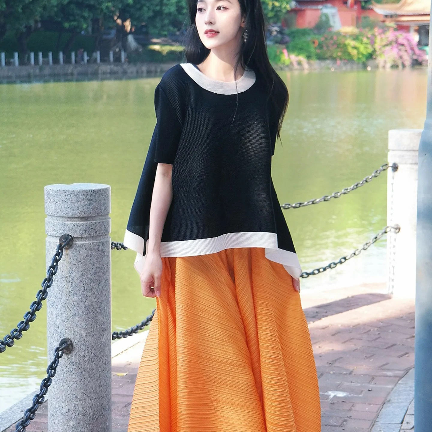 

Miyake Folds 2025 Fashion Patchwork Colour Short Sleeve Top Set Women Summer Casual High Waist Premium Feeling Half-body Skirt