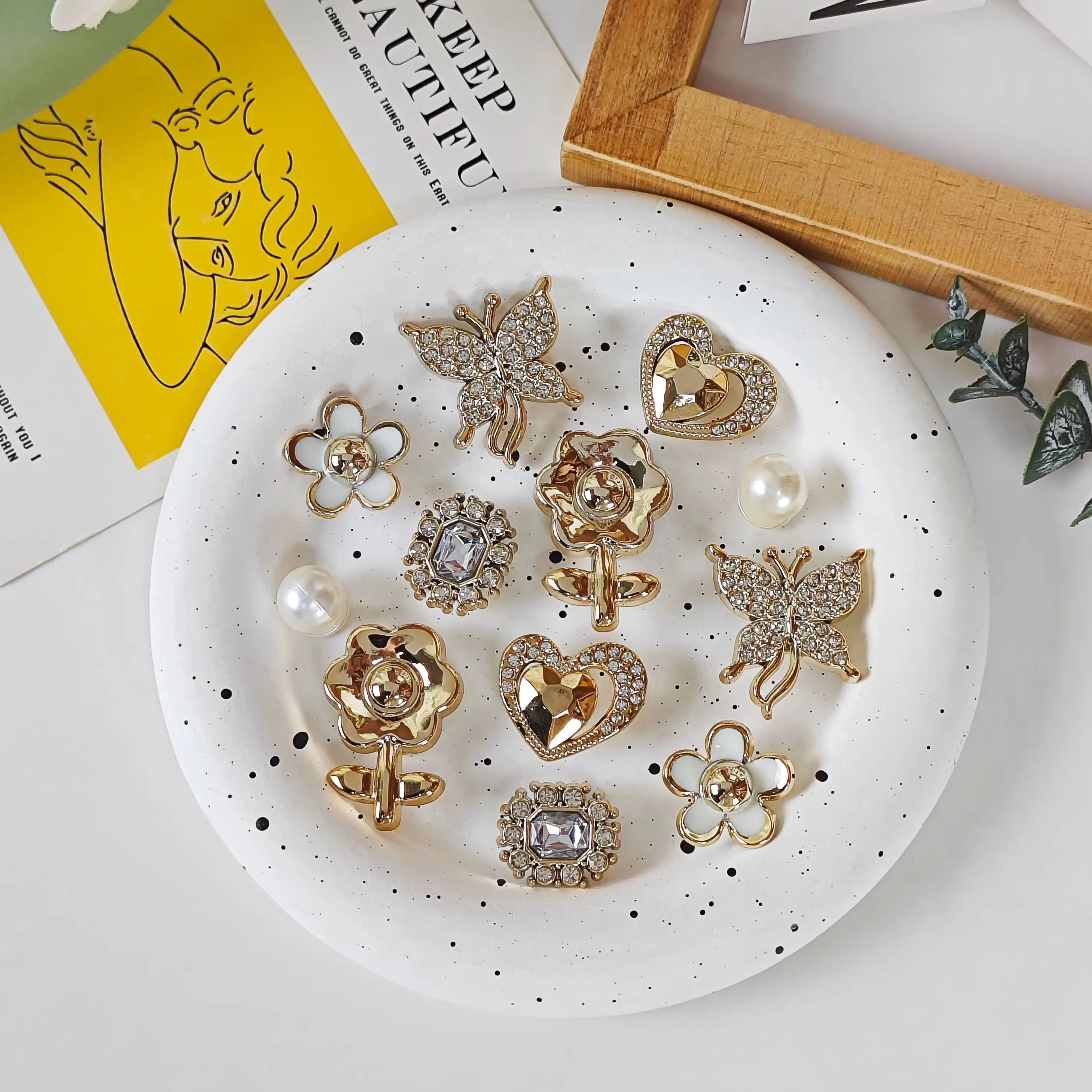 12Pcs Shoe Decoration DIY Charms, Shiny and Fashionable Versatile Flowers, Butterflies, Hearts, Imitation Pearls Personalized Shoe Decoration Clips Suitable for Eva Beach Shoes, Sandals, Detachable Shoe Decorations, Girls' Accessories, Holiday Gifts