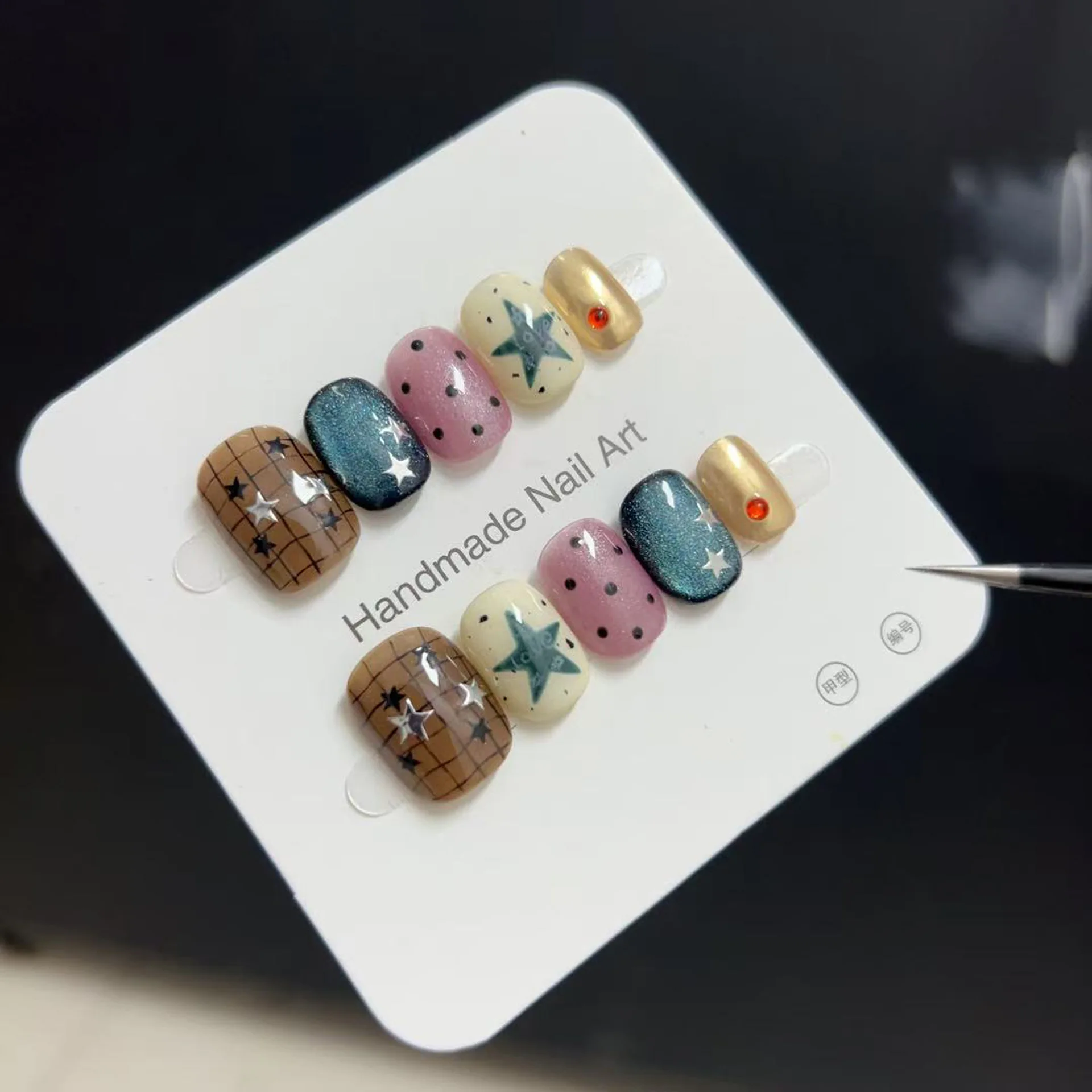 10個入り レトロスタイル スターウェーブ ドットグリッド柄 ハンドメイドネイル つけ爪 グリーンキャッツアイ ペンタグラムチップ 女性向け 上品な装飾付き