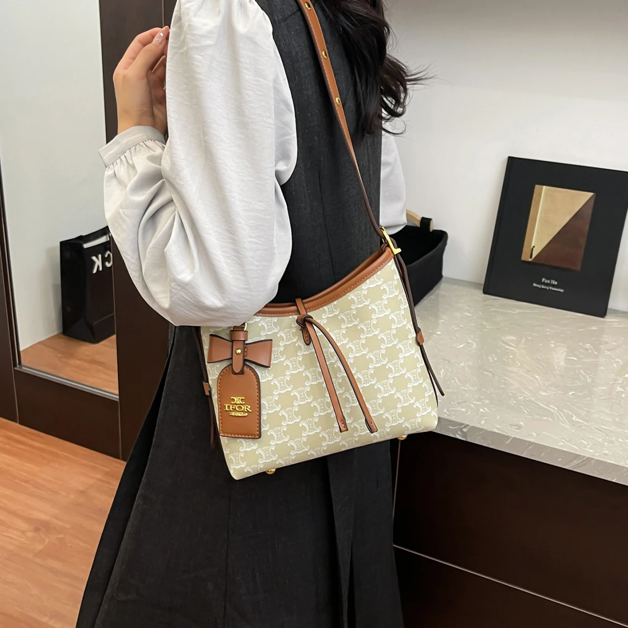 

Solid Color Commuter Bag Elegant Leather Classic Designer Paris Fashion Large Capacity for Women High-End Minimalist