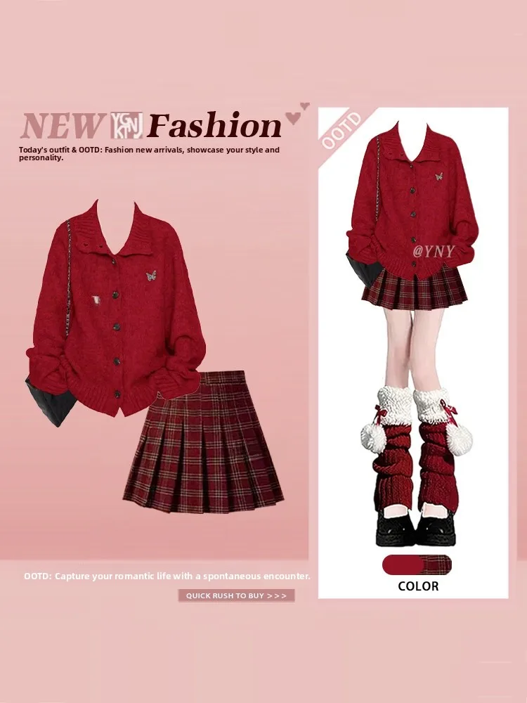 

Модный весенний комплект из двух предметов для женщин: красная юбка в клетку в школьном стиле и вязаный кардиган на одной пуговице.