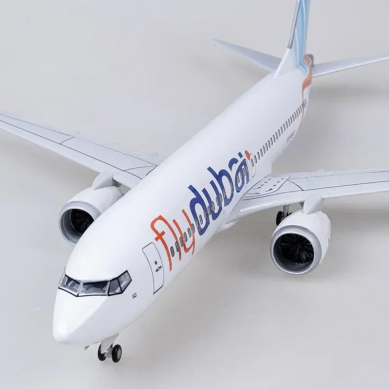 طائرة 737MAX B737 MAX طائرة 1/85 مقياس 47 سنتيمتر يطير دبي طيران ث الضوء والعجلة دييكاست الراتنج نموذج طائرة لعبة جمع