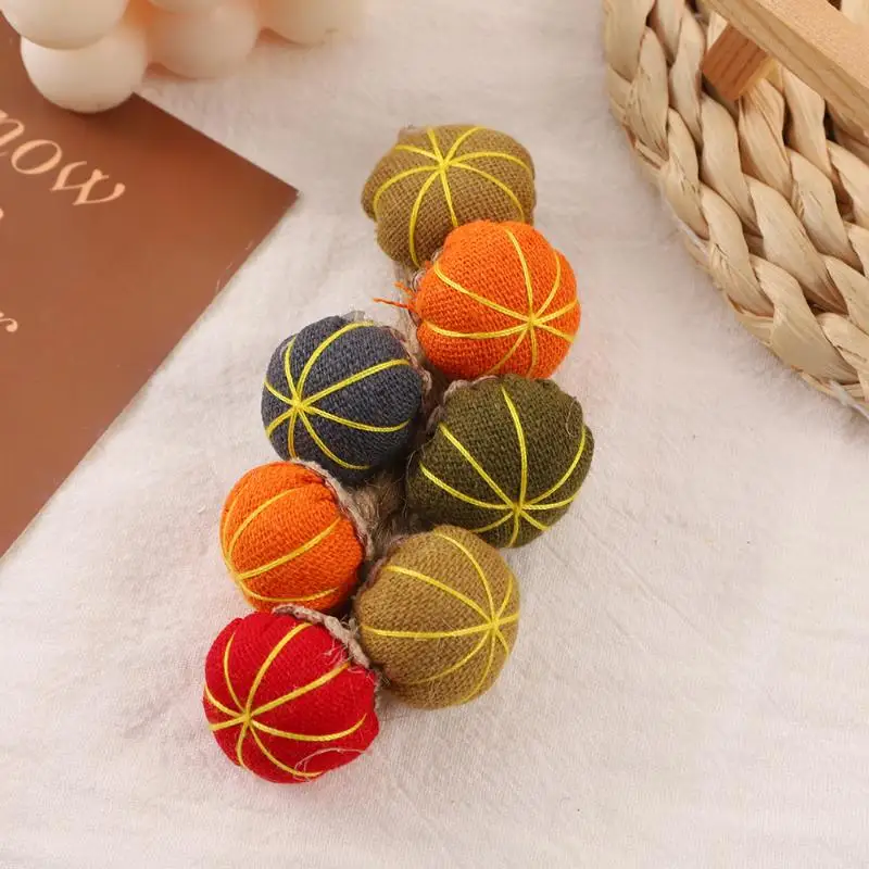 Handgefertigter Kürbis-Anhänger im Boho-Stil mit bunten Stoffperlen und Quasten – ein lebendiges Accessoire für Halloween-Geschenke und Sommerausflüge – Detail 3