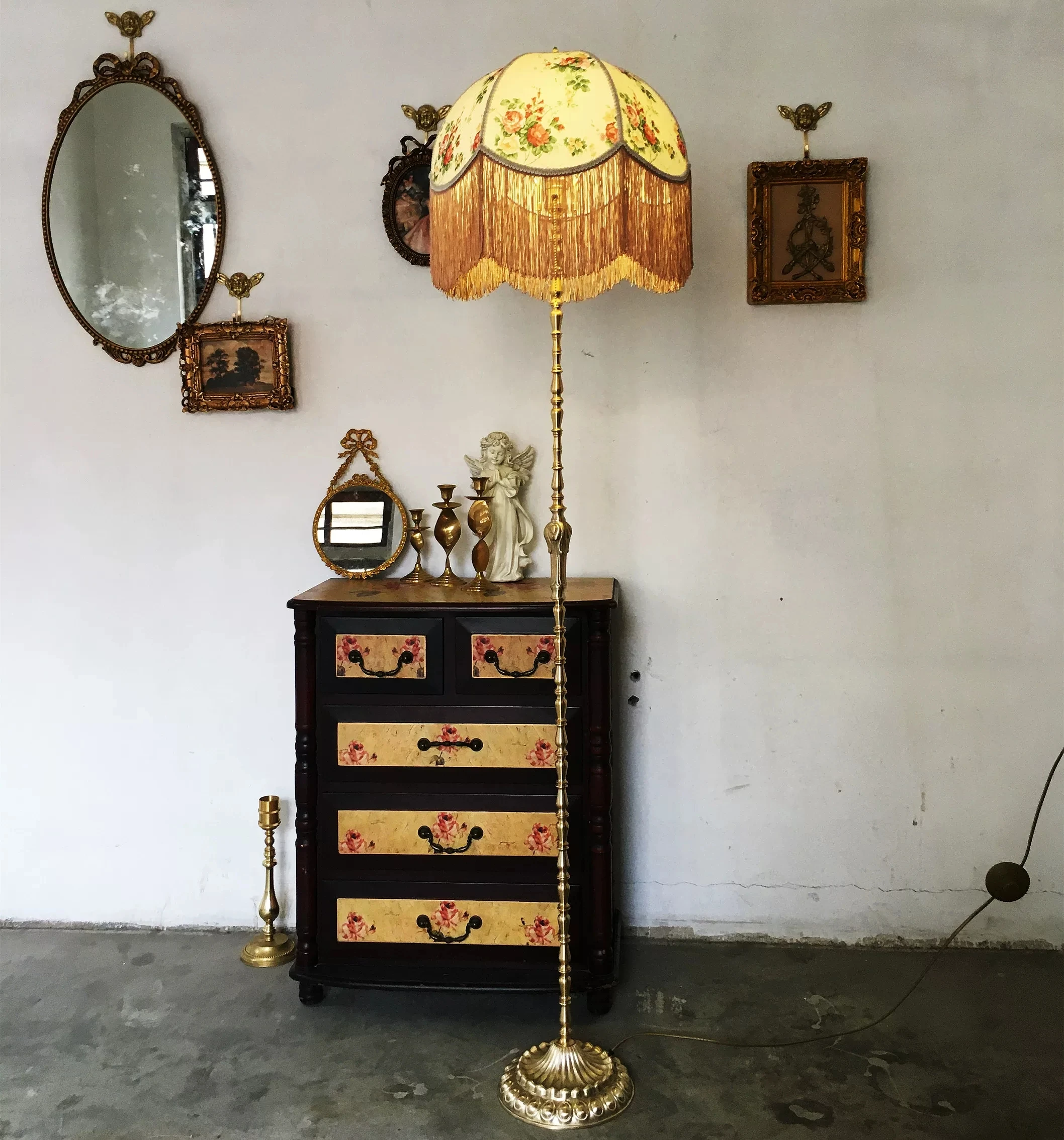 Brass European style floor lamp, retro bedroom, living room, creative bedside floor lamp, fresh and trendy Su style floor lamp