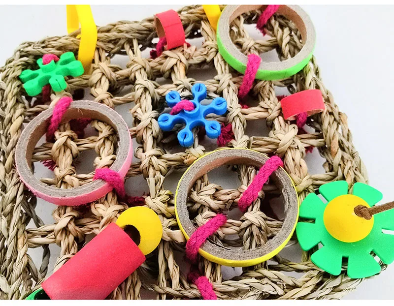 Papageien-Spielzeug: Futterwand aus essbarem Seegras, gewebte Klettermatte mit bunten Kauspielzeugen für Sittiche, zum Aufhängen im Käfig – Detail 5