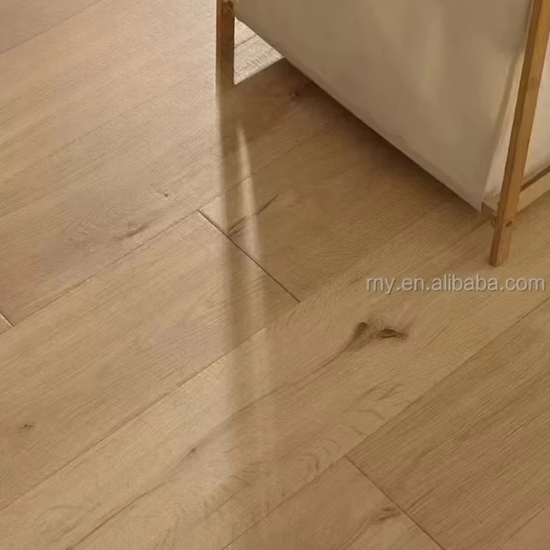 유럽산 오크 엔지니어드 우드 파켓의 맞춤형 버전, 모던한 브러쉬드 디자인을 사용한 오래된 넓은 판재 모방