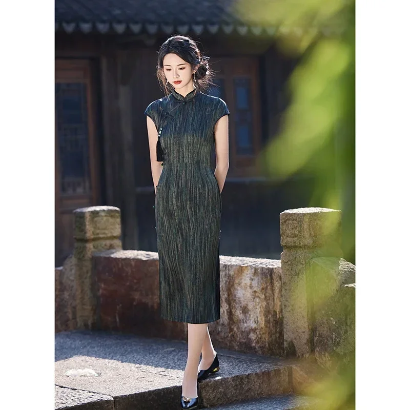 فستان شيونغسام جديد لربيع وصيف 2025 باللون الأسود على الطراز الصيني بأكمام قصيرة ونمط طويل محسّن للفتيات تشيباو #4