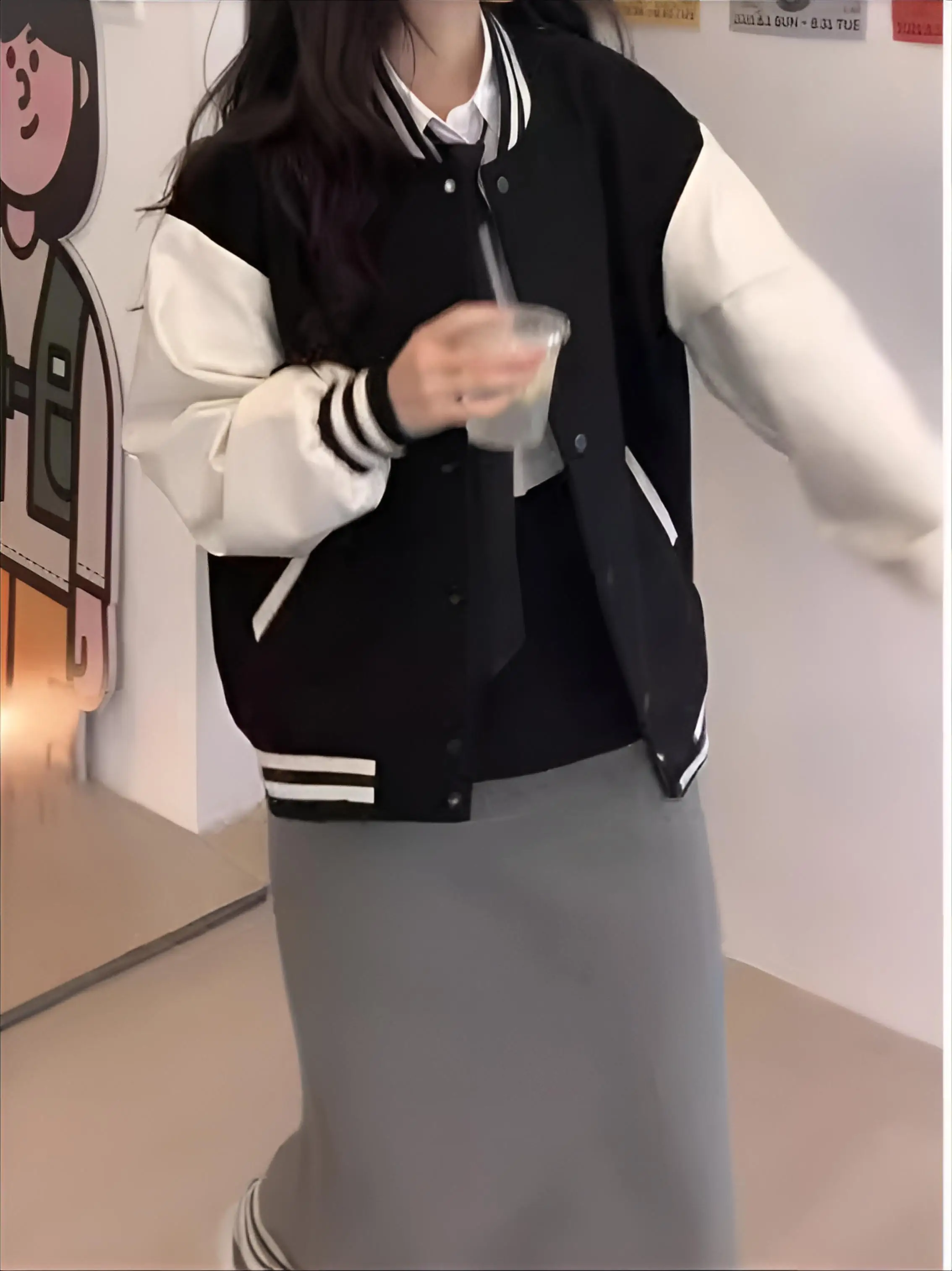 

Бейсбольные куртки серого цвета с белыми рукавами, женские осенние байкерские куртки в стиле стимпанк на подкладке, украшенные в американском стиле, глянцевые, с надрезом, шикарные