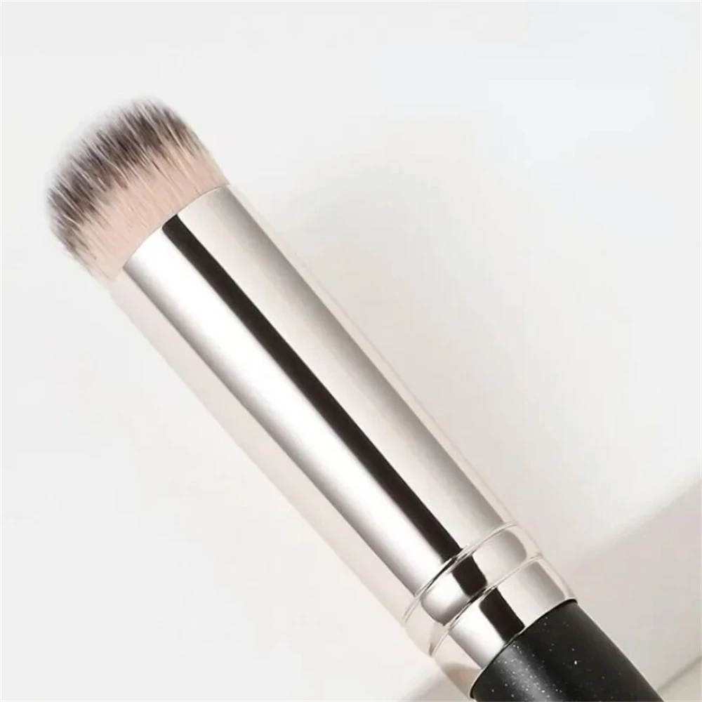 Zachte flexibele schuine hellingborstelkop voor Edge Surface Starlight Paint Application Frosted Concealer Makeup Tool zonder sporen