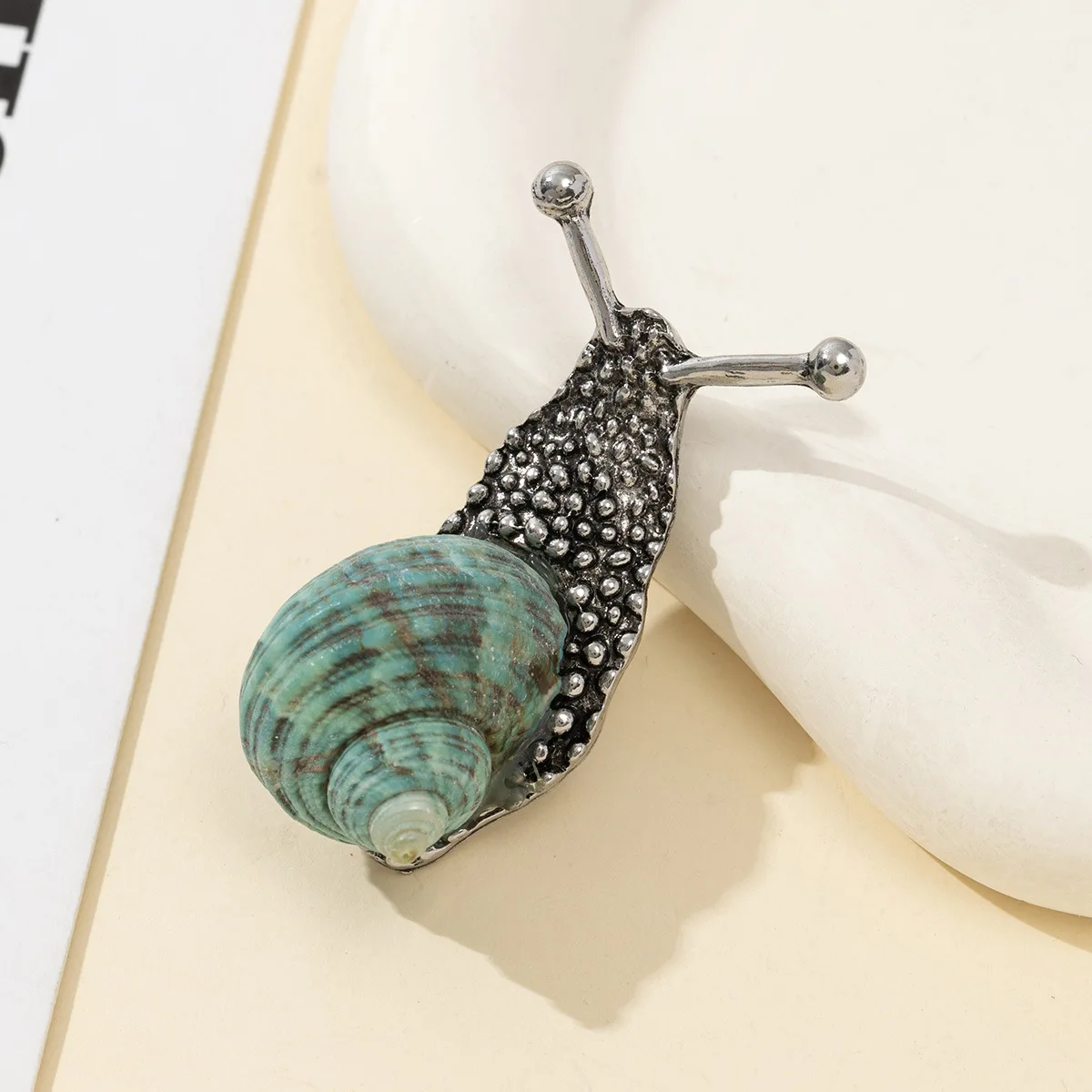 Plated with antique silver and gold alloy, inlaid natural conch snail shaped brooch, can be used as a pendantH0051