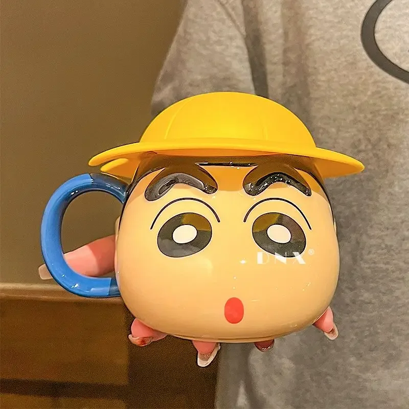 Gorro de paja Kawaii de 530ml, taza Shin-chan de Anime para niños encantadores con tapa, Taza de cerámica, taza de café resistente a altas temperaturas, regalo