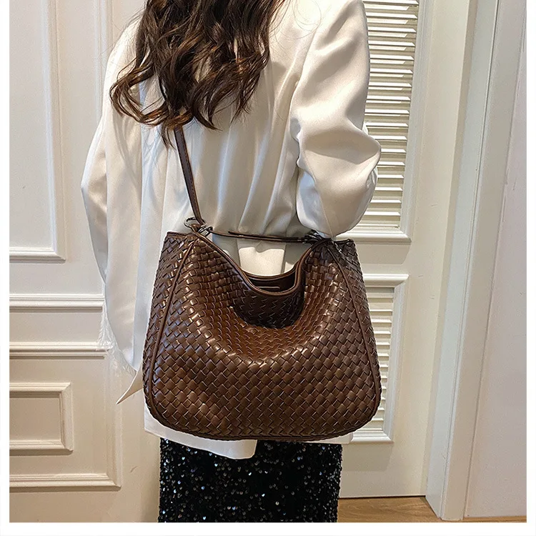

2025 Trendy Woven Commuter Bag - Women's Large-Capacity Shoulder/Underarm Tote with Premium Texture, Stylish & Functional