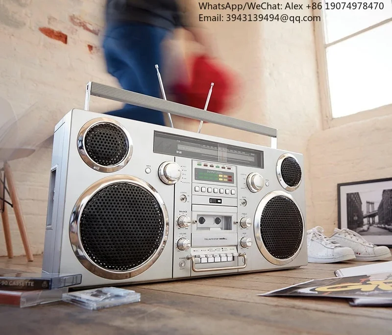 

Портативный бумбокс в стиле 1980-х годов — CD-плеер, кассетный плеер, FM-радио, USB, беспроводная Bluetooth-колонка — серебристый