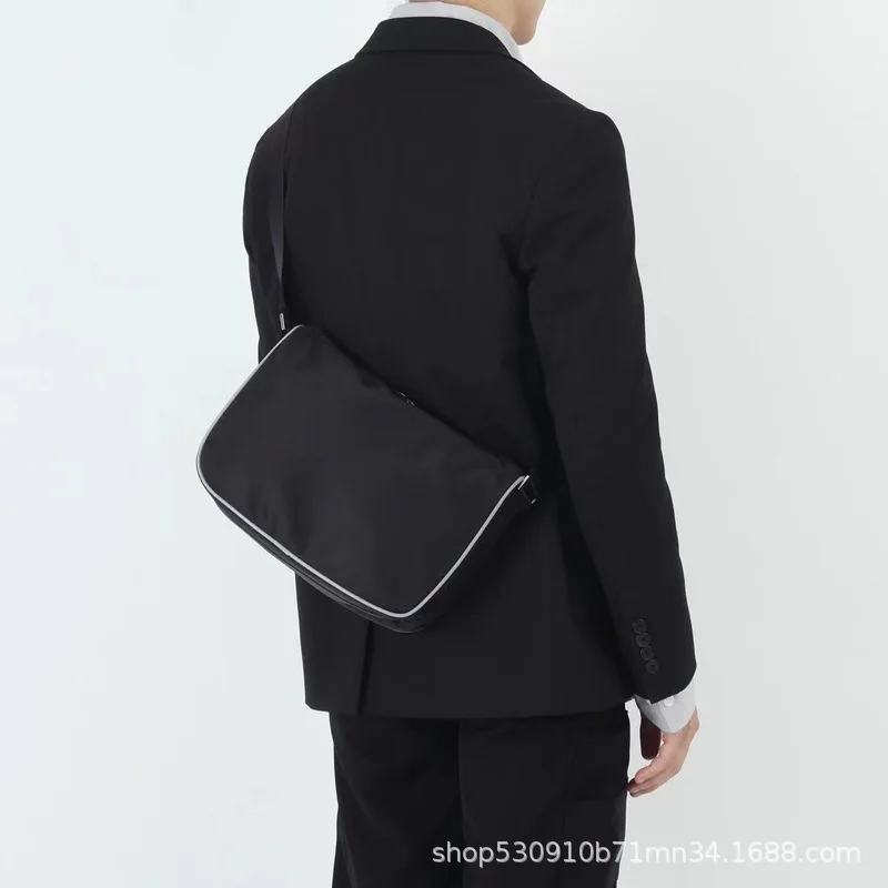 2026 New Men Crossbody Bag iPad bag Fashion Korean Lightweight Simple Unisex Student Shoulder Bags Nylon Small Square bags Bolsa