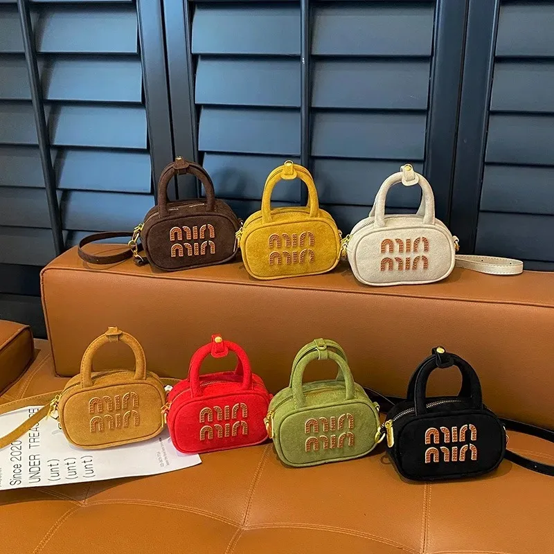 

Classic Tote Bag For Ladies In Premium Leather By Famous Designer Offering Timeless Elegant Style And Practicality