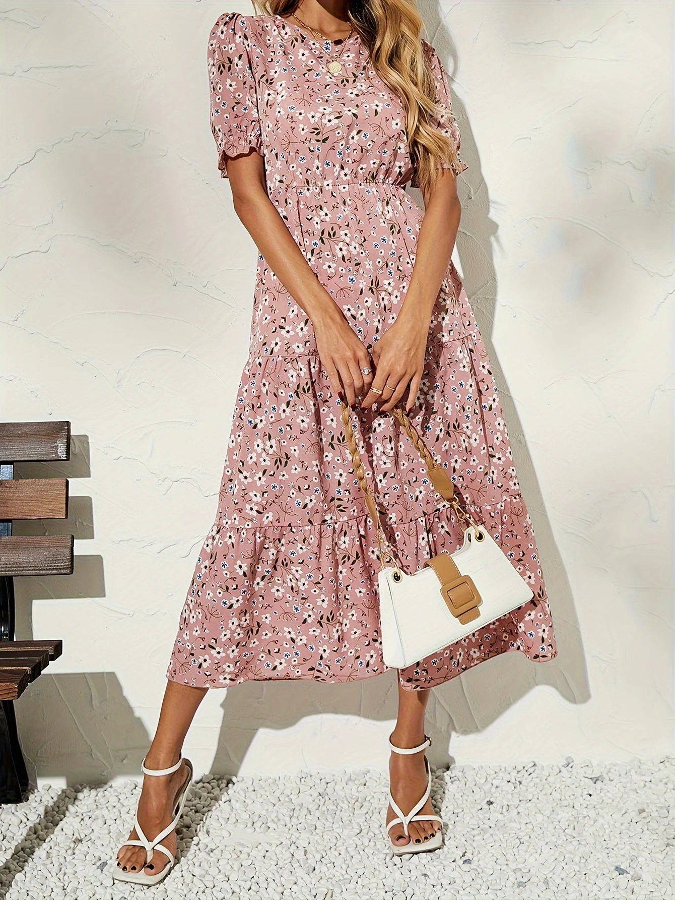 Chique roze midi-jurk met ditsy bloemenprint, korte pofmouwen, gesmokte taille, gelaagde rok, zoete casual dagelijkse vakantiejurk