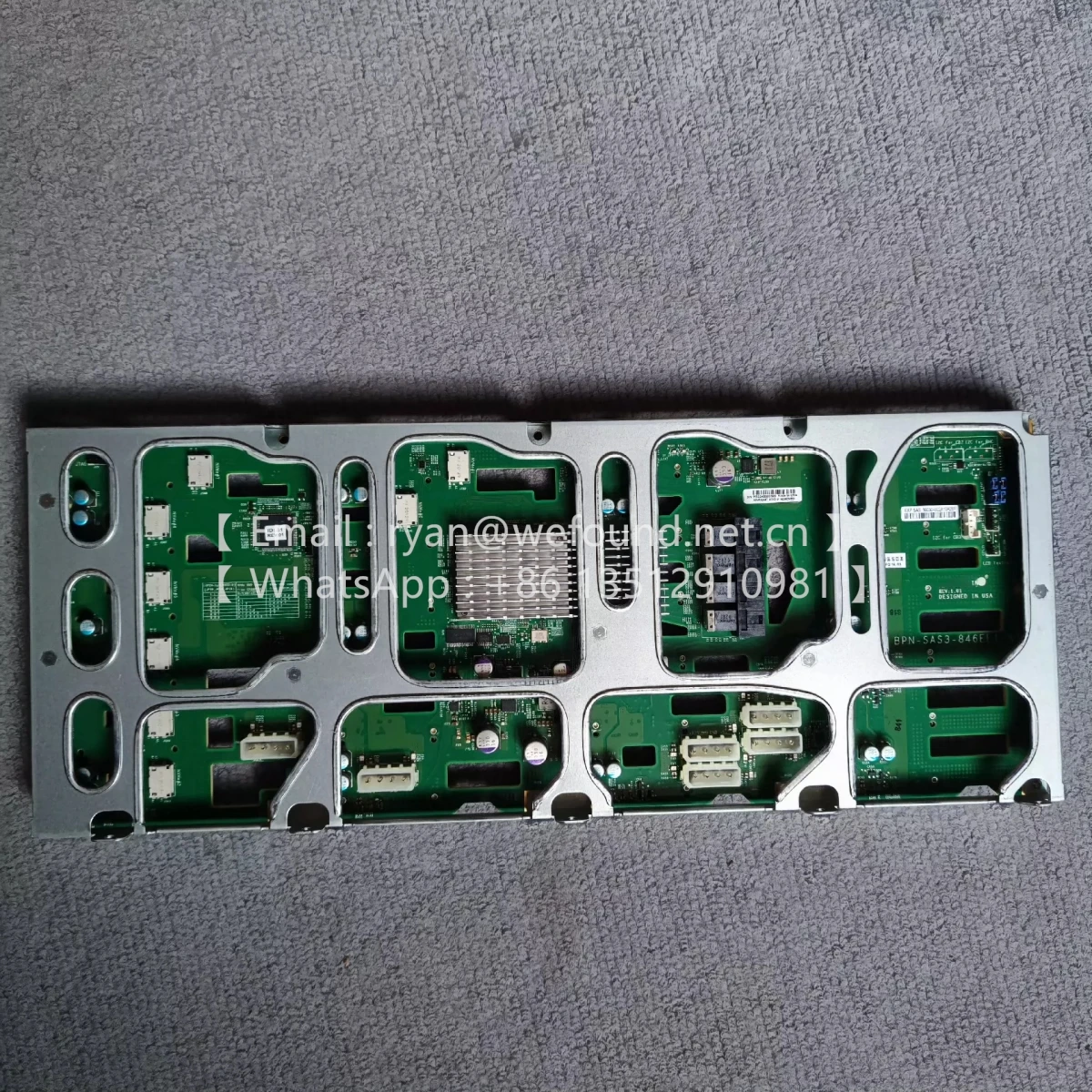 

BPN-SAS3-846EL1-N8 24-портовая объединительная плата расширителя 4U