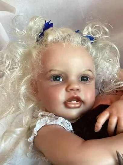 Dostosowana oferta 24-calowa lalka Reborn Baby Lottie z ręcznie ukorzenionymi blond kręconymi włosami, wykończona lalka z różną sukienką