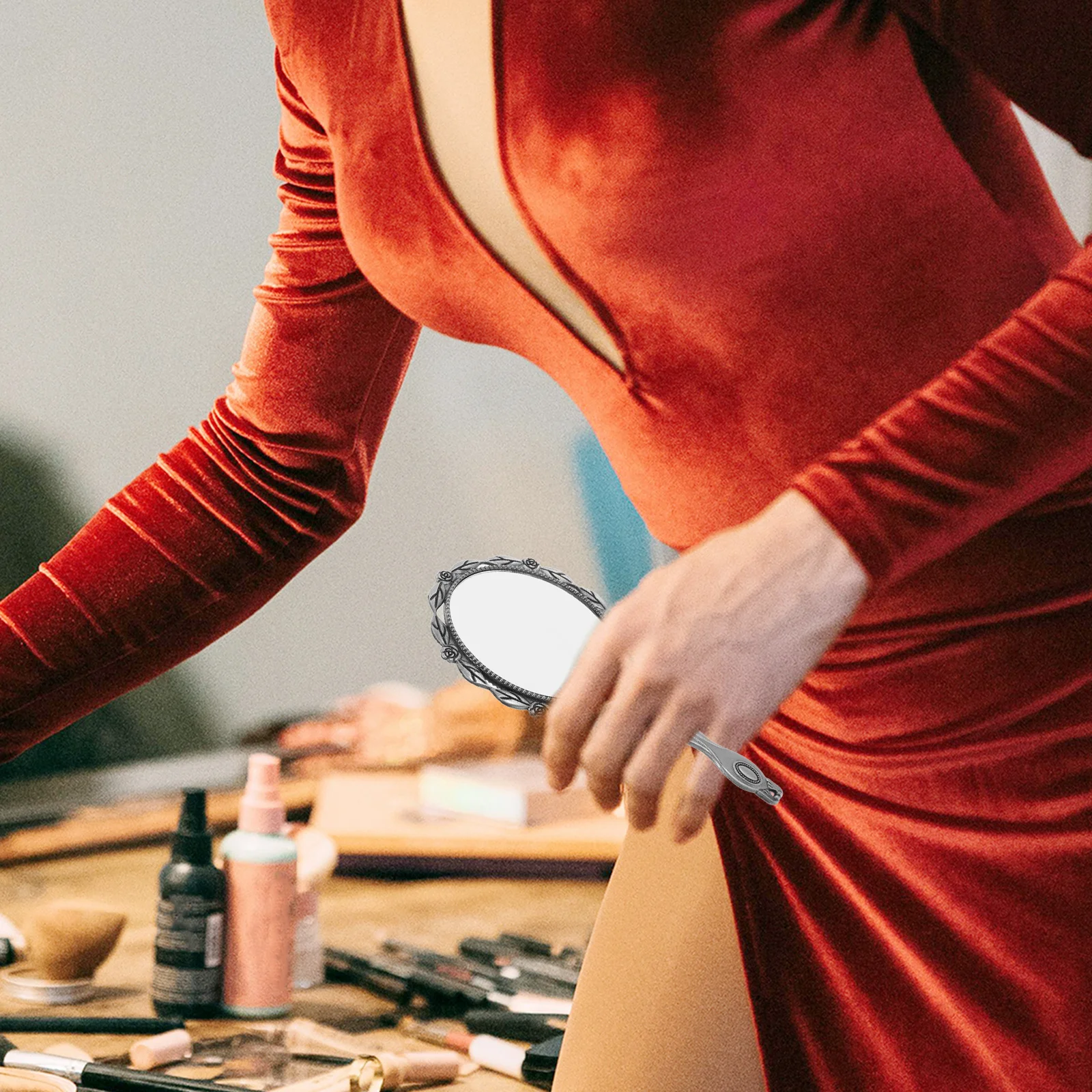 

Portable Handheld Makeup Mirror Vintage Style Lightweight Ergonomic Handle for Women Girls Clear Detail Reflection Decorative