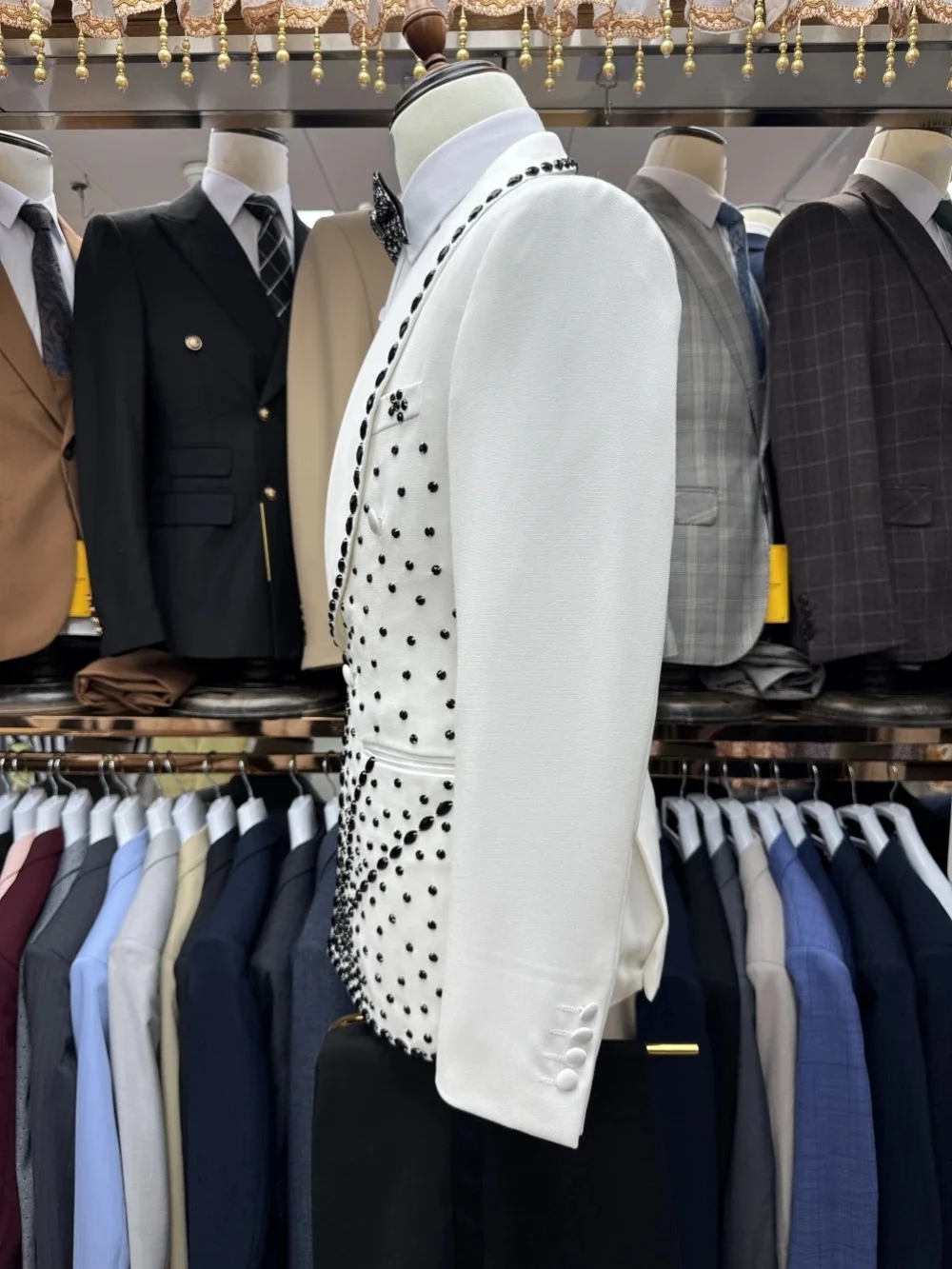 Abito da sposo bianco da uomo Set giacca da 2 pezzi + pantaloni neri Pantaloni con cristalli Pietre Giacca da ufficio formale personalizzata Cappotto da smoking da sposa