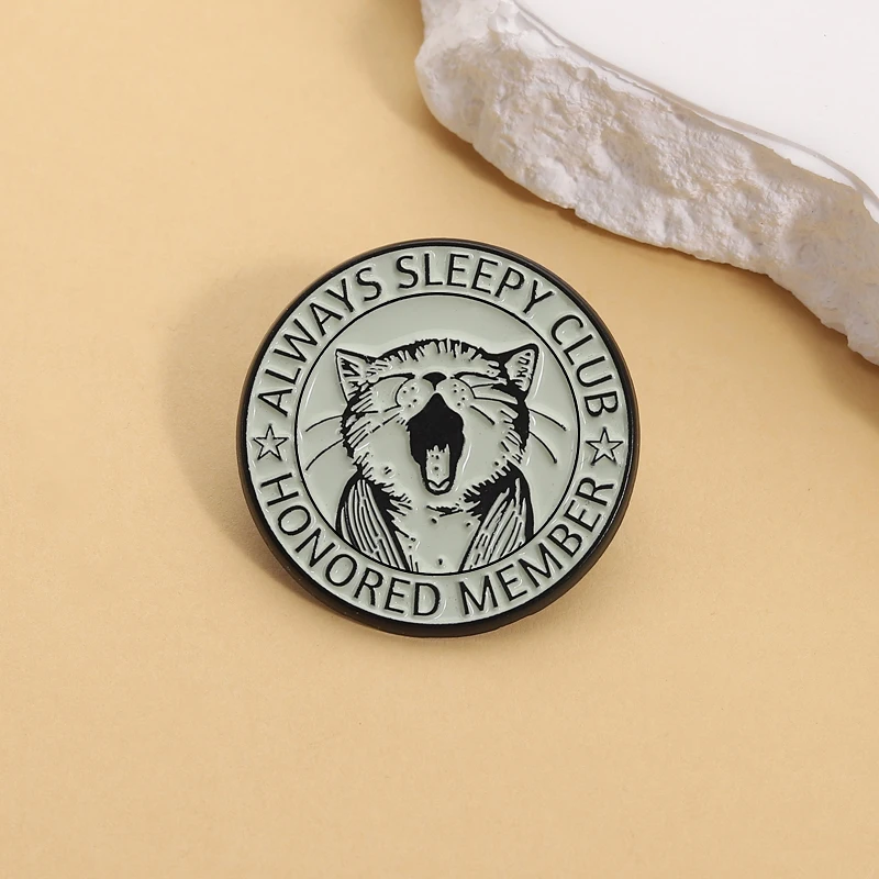 دائما النوم نادي المينا دبابيس الكرتون لطيف القط يون دبابيس التلبيب شارات ريترو وقح مجوهرات بأشكال حيوانات هدية للأطفال الأصدقاء