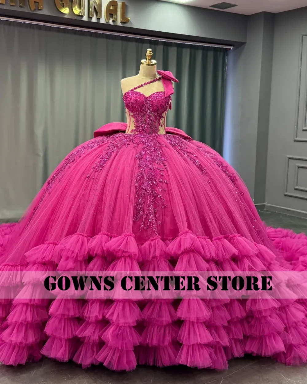 Abiti Quinceanera rosa caldo da 15 anni con perline di cristallo Abito da ballo messicano con strascico increspato 2026 Abito di lusso per compleanno personalizzato