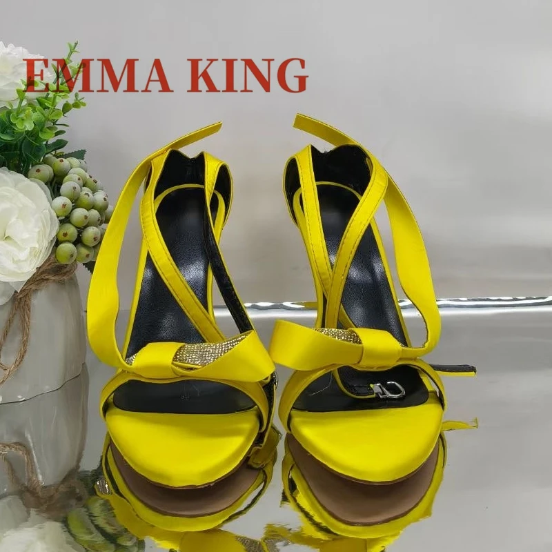 صنادل نسائية بحزام على شكل فيونكة من حجر الراين صنادل نسائية صيفية عصرية من الساتان موديل 2025 صنادل بكعب ستيليتو جديدة مزخرفة بالكريستال #3