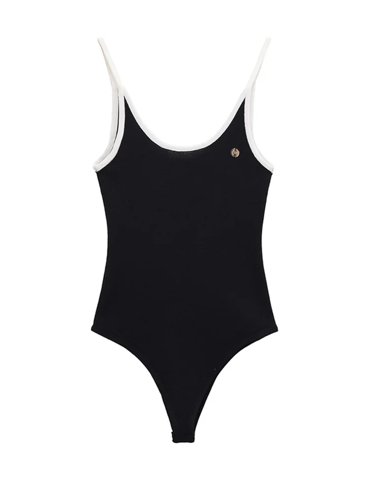 ملابس نسائية جديدة أنيقة لخريف هذا العام، بدلة قطعة واحدة بتصميم نحيف مع زينة أزرار وأحزمة، متعددة الاستخدامات وعصرية.