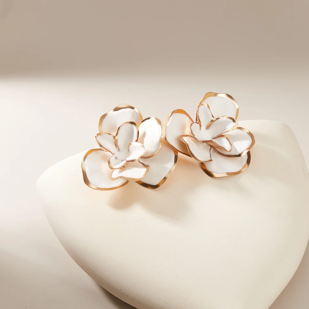 Ladies' Irregular White Flower Earrings Made Of Zinc Alloy Material Fresh And Sweet Earrings Woman