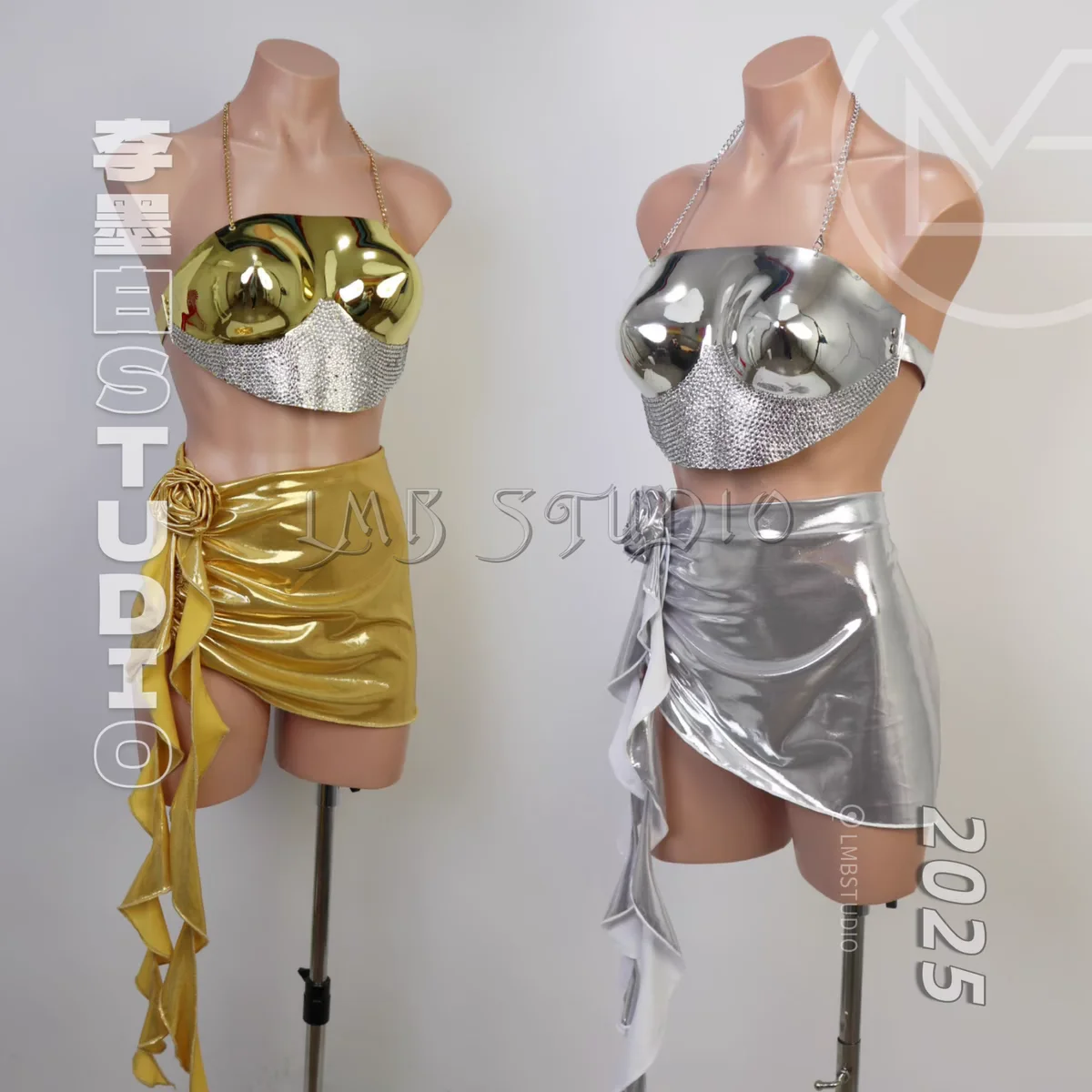 ミラー電気メッキラインストーンシルバーセクシーな鎧パフォーマンススーツホリデーパーティーアンカー歌手ダンサーロングスカートステージ服