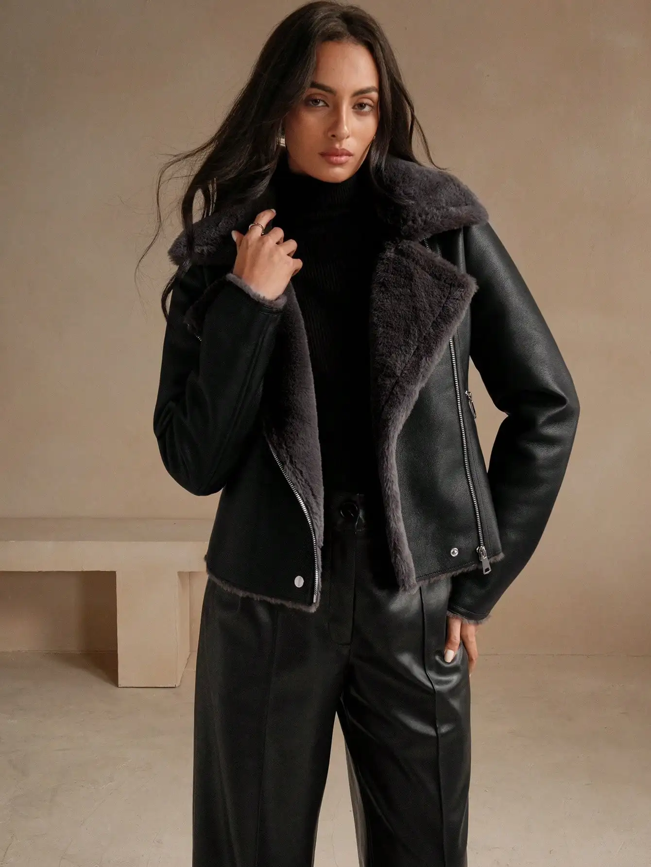 

Женская черная куртка из искусственной кожи с воротником из искусственного меха и застежкой-молнией