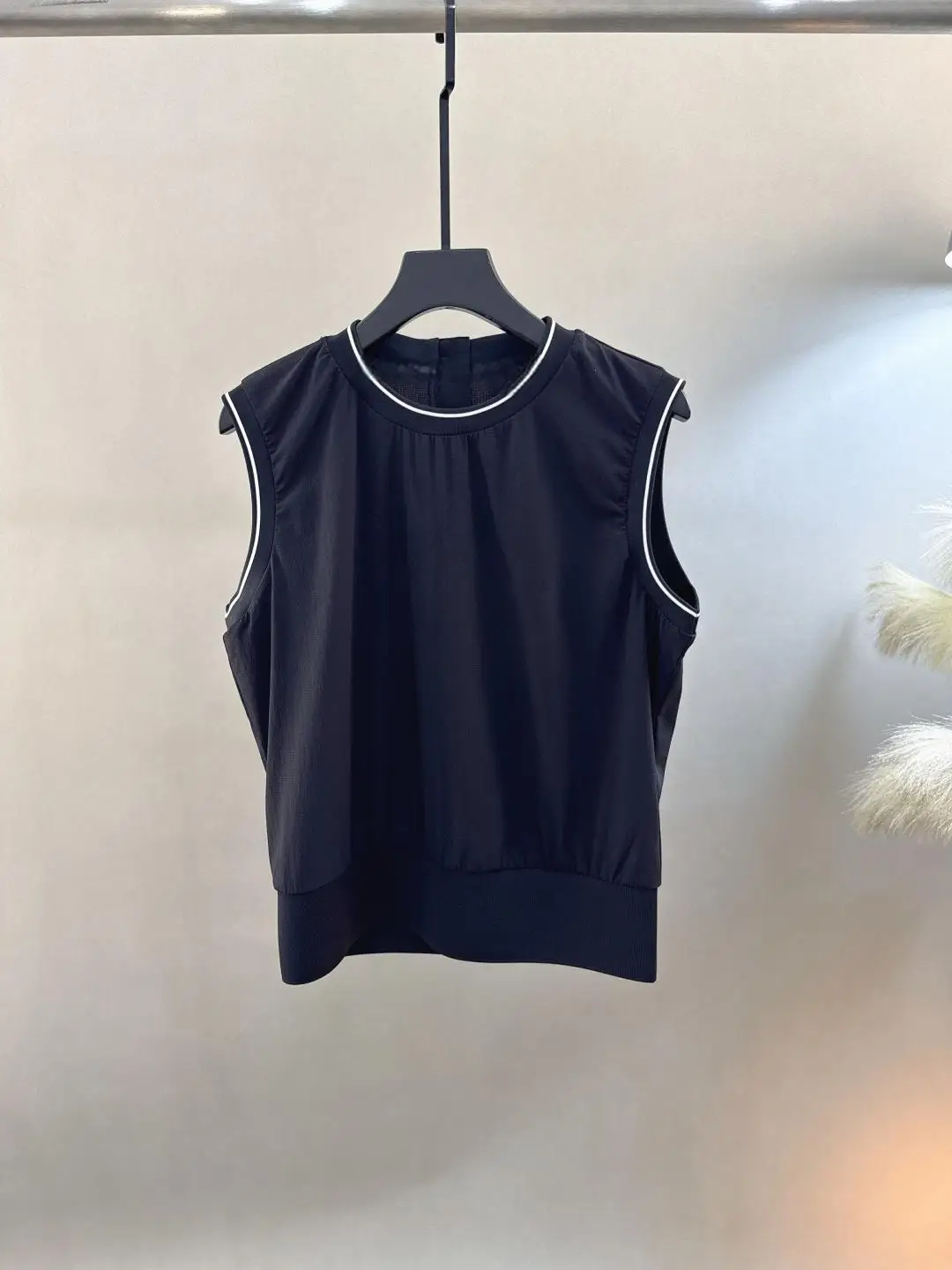 Women Ice Silk Seamless Sleeveless Golf Shirt 2026 New Cool Quick Dry High Elastic Smooth Soft Round Neck Casual Top