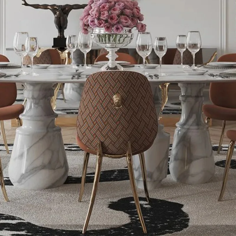 كرسي طعام إيطالي فاخر برأس أسد تصميم عصري عالي الجودة إطار نحاسي نقي بسيط خلفي من الفلانيل مقعد واحد فيلا فندقية منزلية