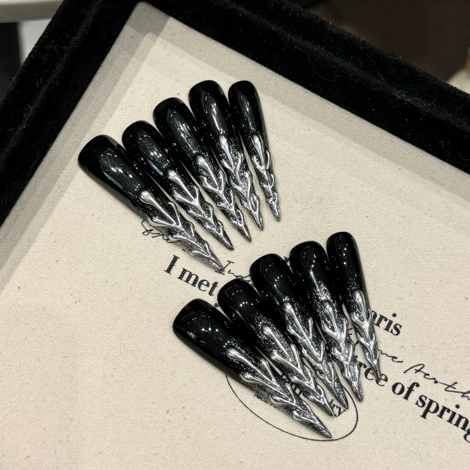 Set di unghie finte nere lucide Stampa sulle punte delle unghie 3D Albero d'argento scuro Stiletto lungo Unghie artificiali rimovibili Decorazione Nail Art
