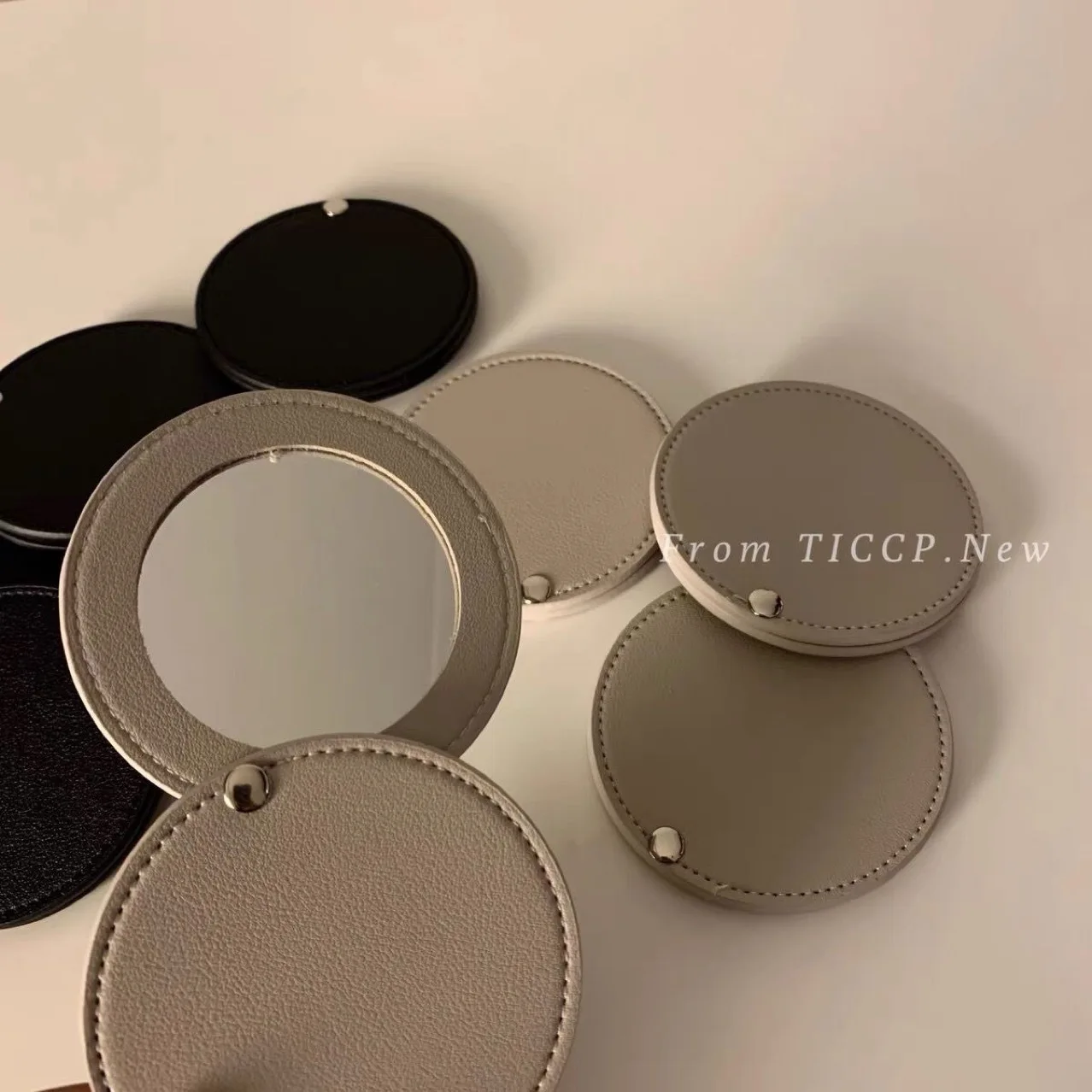 간단한 PU 화장 거울, 휴대용 원형 거울, 단면 접이식, 로고 인쇄 가능한 미니 휴대용 화장 거울