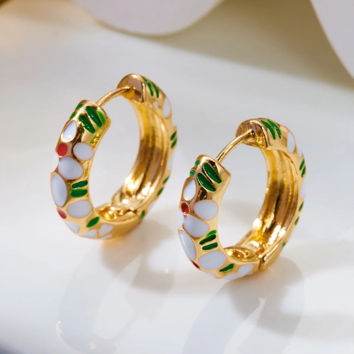 Süße bunte Emaille-Gänseblümchen-Ohrstecker für Damen und Herren, elegante geometrische Creolen mit Gittermuster, Schmuck – Detail 35