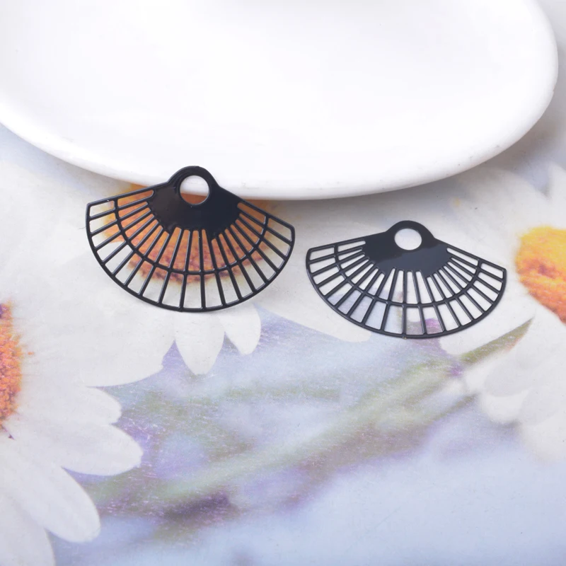 30 Stück AC15179 Messing-Schmuckanhänger, hellgoldene Blumen, bemalte Blumen, Anhänger, DIY-Accessoires für Damenohrringe – Detail 7