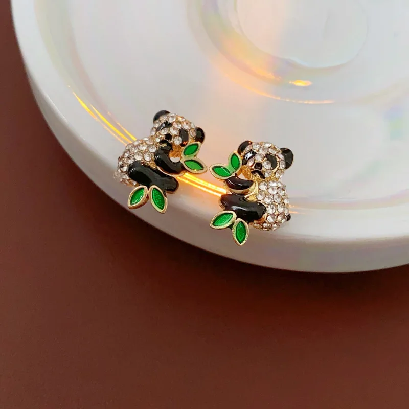 قطرة النفط الباندا قرط الاذن المرصع للنساء حجر الراين لطيف أقراط كوريا موضة حلوة عالية الجودة 2025 مجوهرات هدايا عيد الميلاد